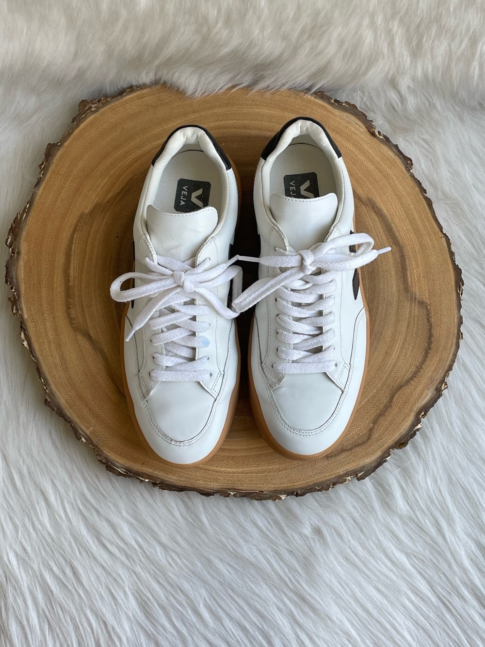 LIKE NEW Veja V-12 white leather sneakers - Picture 6 of 15